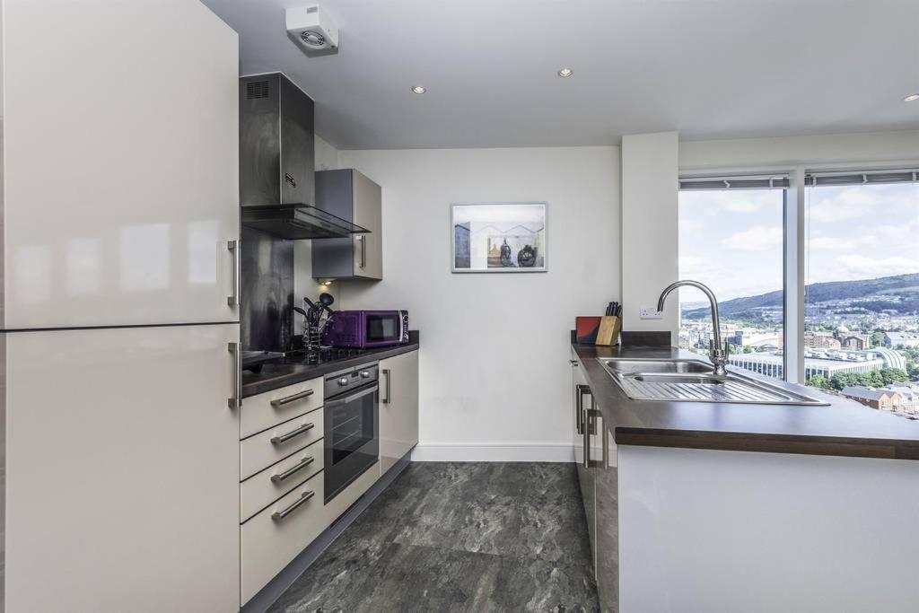 Apartamento Beach On The Doorstep Meridian Tower Marina Swansea Exterior foto